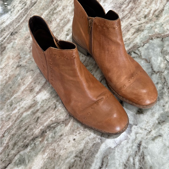 Skechers Shoes - Sketchers Women’s  Tan Leather Ankle Boots